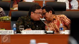 (Ki-ka) Menkeu Bambang Brodjonegoro dan Menteri PPN Sofyan Jalil saat Rapat Kerja di Senayan, Jakarta, Kamis (15/10/2015). Pemerintah mengurangi alokasi belanja daerah untuk kedua kalinya pada RAPBN 2016 sebesar 0,51 persen. (Liputan6.com/JohanTallo)