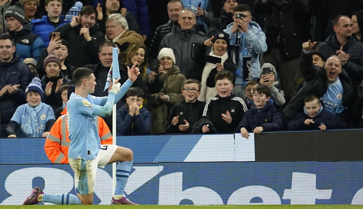 Selebrasi gelandang Manchester City, Phil Foden di depan para fans setelah mencetak gol keempat timnya sekaligus mencetak hattrick ke gawang Aston Villa pada laga pekan ke-31 Premier League 2023/2024 di Etihad Stadium, Manchester, Rabu (3/4/2024) malam. (AP Photo/Dave Thompson)