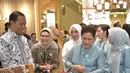Hari ini, Ibu Iriana mendampingi Pak Jokowi membuka acara Gelaran Batik Nusantara. Keduanya tampil kompak mengenakan outfit bernuansa biru muda yang lembut. Ibu Iriana tampil mengenakan kebaya panjang berwarna biru muda dengan selendang brokat cantik yang disampirkannya di salah satu bahunya. [Foto: Instagram/frankamakarim]