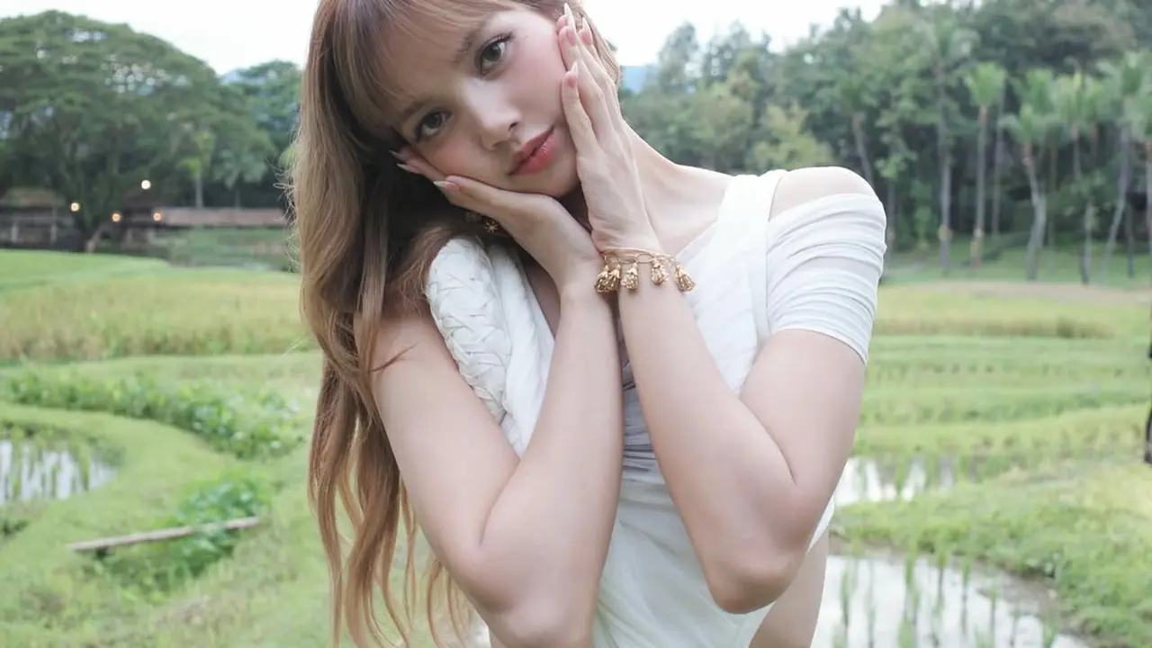 Jadi Duta Besar Amazing Thailand, Potret Lisa BLACKPINK Melokal Berpose di Hamparan Sawah
