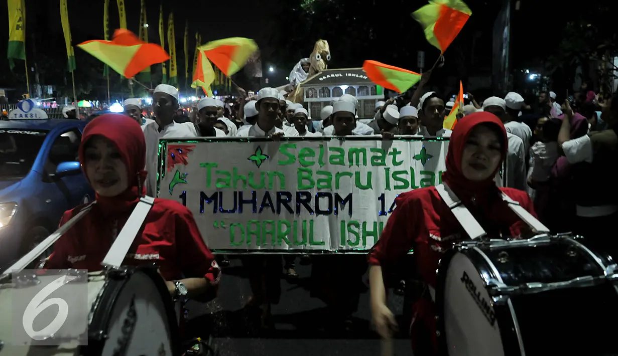 Pawai meriah malam tahun baru Islam di kawasan Buncit Raya, Jakarta, Selasa (13/10/2015). Pawai ini dalam rangka menyambut tahun baru 1 Muharram 1437 Hijriah pada Rabu 14 oktober 2015. (Liputan6.com/Johan Tallo)