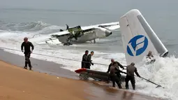Tentara Prancis mencoba menarik reruntuhan pesawat kargo Antonov yang dihantam ombak besar Pantai Gading dan menewaskan 4 orang warga Moldovan, di lepas pantai Port-Bouet, Abidjan (14/10). (AFP PHOTO / Sia KAMBOU)