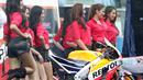 Model Umbrela Girl berfoto saat  peluncuran Repsol Honda Team  di Sentul, Bogor, Minggu (14/2/2016), (Bola.com/Nicklas Hanoatubun)