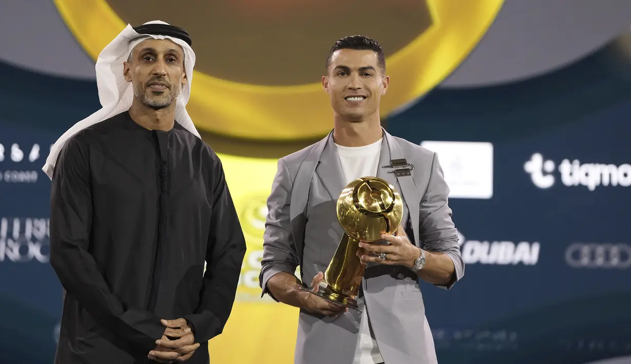 Pemain Portugal, Cristiano Ronaldo saat mendapatkan penghargaan dalam acara Globe Soccer Awards yang berlangsung di Dubai, Uni Emirat Arab, Jumat (27/12/2024) waktu setempat. (AP Photo/LaPresse/Fabio Ferrari)