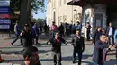 Petugas kepolisian memblokir area lokasi ledakan yang terjadi di Bursa, bagian barat Turki, Rabu (27/4). Sedikitnya 10 orang terluka dalam ledakan yang berasal dari aksi bom bunuh diri yang dilakukan seorang wanita. (Onur YURTSEVER/AFP)
