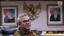 Ketua KPU RI, Arief Budiman saat menerima audiensi perwakilan Asosiasi Pengajar Hukum Tata Negara di Jakarta, Selasa (27/11). Pertemuan untuk menindaklanjuti putusan MK, MA dan PTUN. (Liputan6.com/Helmi Fithriansyah)