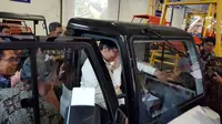 Menteri Perindustrian RI Airlangga Hartarto menjajal mobil pedesaan. (Herdi/Liputan6.com)