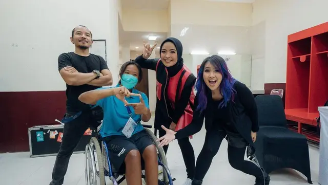 Kotak Band dengan Ndaru Patma, penggemarnya yang menjadi atlet Peparnas. (instagram.com/tantrisyalindri)