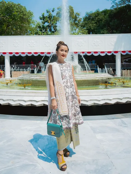 Tak hanya di acara formal, Widi Mulia juga kerap mengenakan kain dan kebaya dikesehariannya. [Foto: Instagram/widimulia]