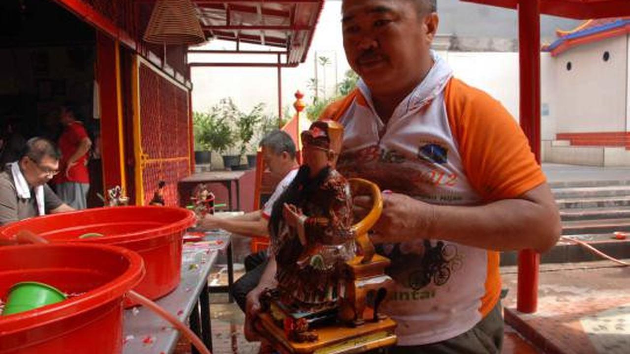 Memandikan patung dewa jelang perayaan Imlek