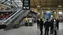 Petugas polisi mengamankan akses kereta Eurostar yang menghubungkan Prancis ke Inggris, di stasiun kereta Gare du Nord, Paris, Rabu (11/1/2023). Seorang penyerang dengan pisau melukai enam orang dalam serangan tak beralasan di stasiun kereta api Gare du Nord yang sibuk di Paris pada Rabu pagi sebelum ditembak oleh polisi," kata Menteri Dalam Negeri Prancis.  (AP Photo/Michel Euler)