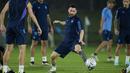 Lionel Messi mungkin lebih sedikit serius dalam latihan jelang pertandingan perempat final Piala Dunia 2022 melawan Belanda. Ia terlibat dalam latihan yang agak berat dibandingkan Neymar dan Mbappe. (AP Photo/Jorge Saenz)
