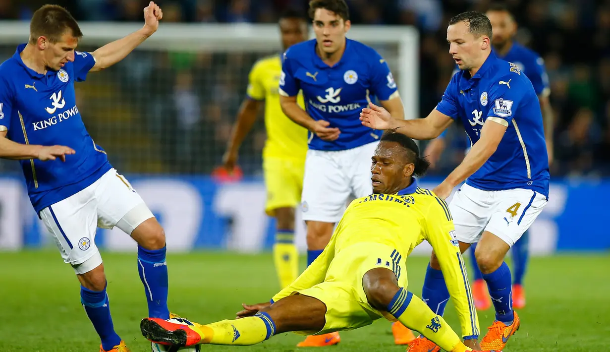 Duel panas terjadi di laga Liga Premier Inggris antara Leicester City dengan Chelsea di King Power Stadium, Kamis (30/4/2015). Chelsea menang 3-1 atas Leicester City.(Reuters/Darren Staples)
