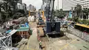 Tampak tak ada aktifitas pembangunan Stasiun Mass Rapid Transit (MRT) Jakarta di Kawasan Bundaran Hotel Indonesia, Jakarta Pusat, Kamis (31/12). Pengerjaan proyek MRT sengaja diberhentikan sementara waktu. (Liputan6.com/Faizal Fanani)