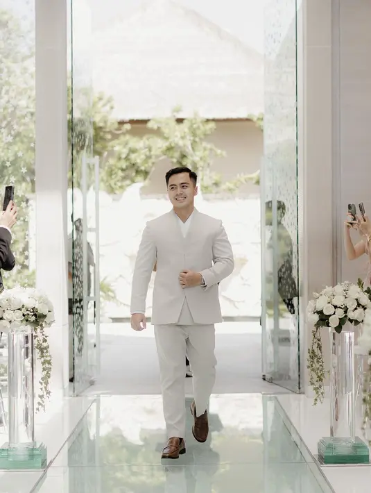Grittte mengenakan gaun pengantin yang dinamai Sophia Drees yang mengusung nuansa seksi dan modern. Sedangkan Arif Hidayat tampak gagah dengan setelan jas. [Instagram/gritteagathaa]