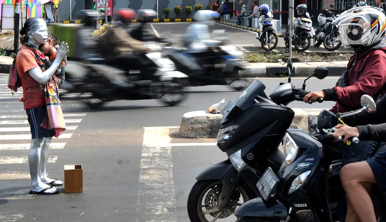 Kedua orang tua Reihan yang bercerai sudah lama tidak menengok cucunya menyebabkan Nenek Mumum yang menjanda karena suaminya meninggal menghidupi Reihan seorang diri. (merdeka.com/Arie Basuki)