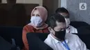 Istri mantan Sekretaris MA Nurhadi, Tin Zuraida (kiri) saat menunggu pemeriksaan di Gedung KPK, Jakarta, Senin (22/6/2020). Tin diperiksa sebagai saksi untuk tersangka Direktur MIT Hiendra Soenjoto terkait dugaan suap gratifikasi pengurusan perkara di MA tahun 2011-2016. (merdeka.com/Dwi Narwoko)