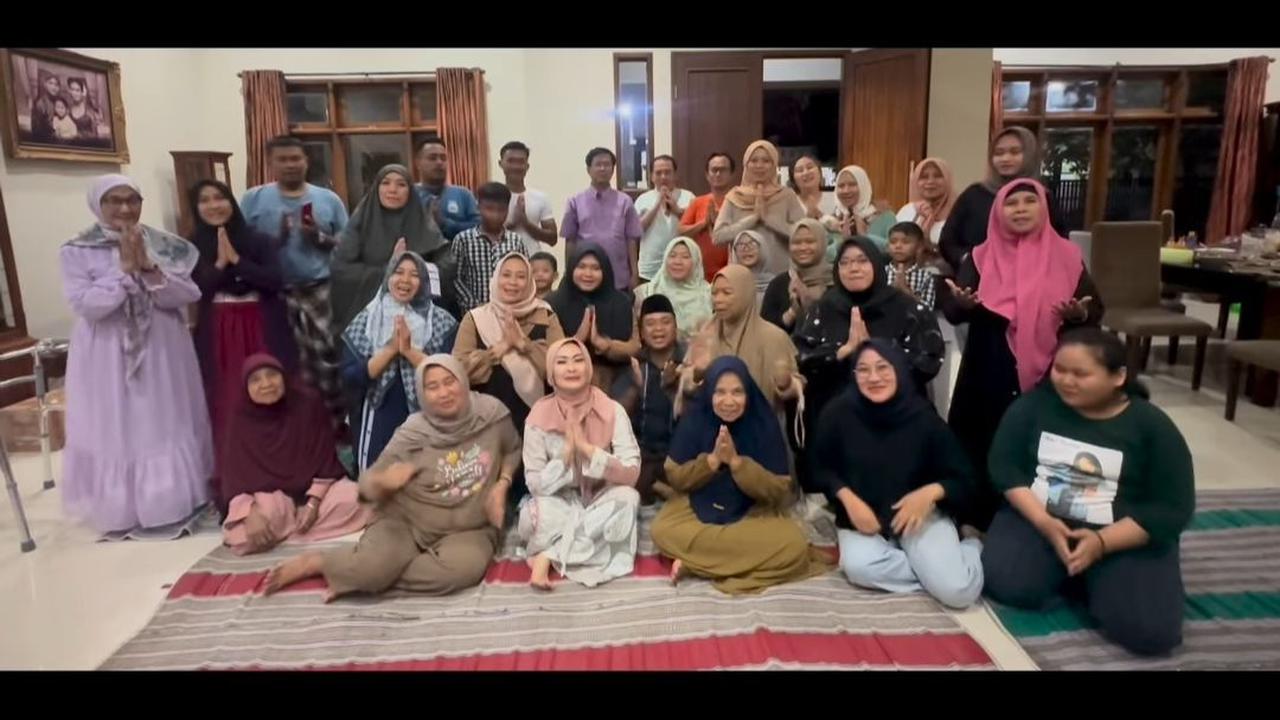 Penampilan Iis Dahlia yang tampil berhijab menjadi salah satu yang mencuri perhatian netizen.&nbsp;