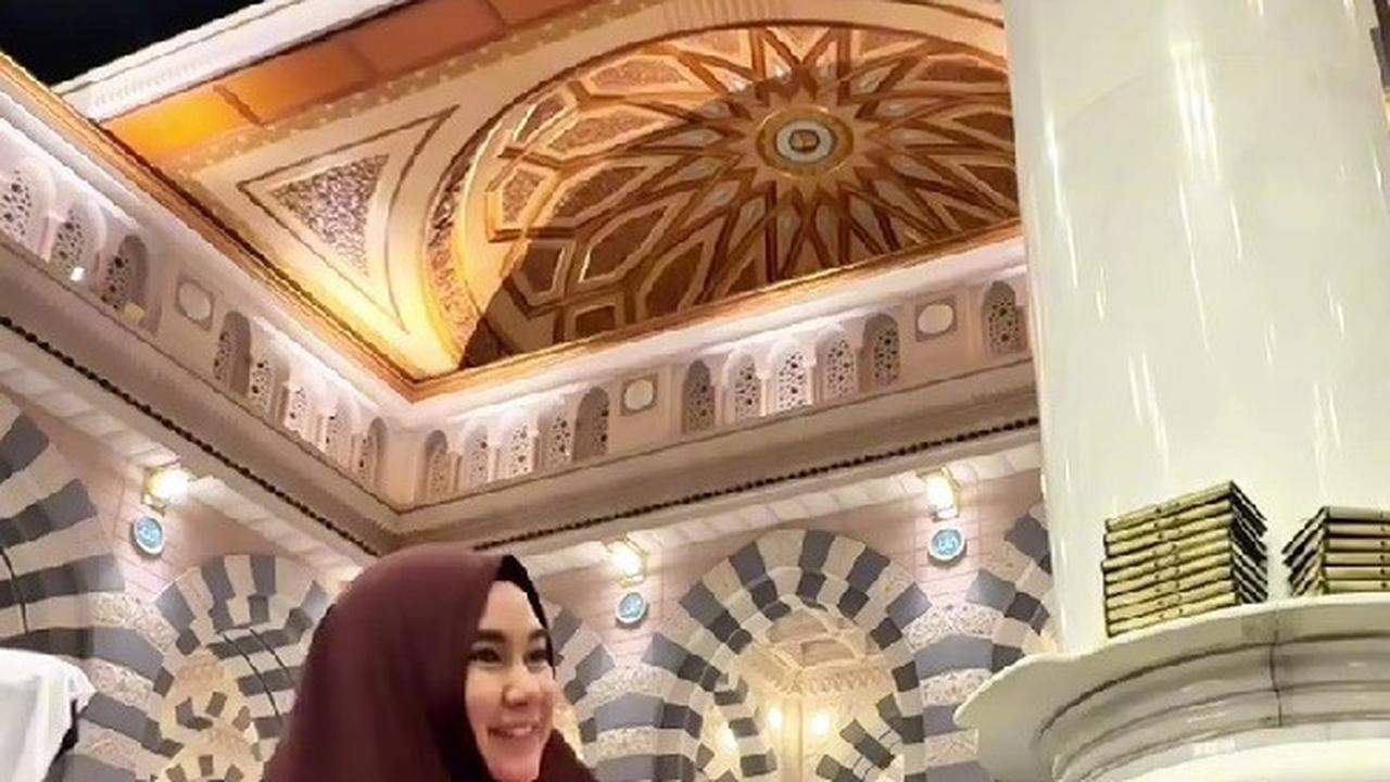 Potret Anisa Rahma Bukber di Masjid Nabawi Sambil Gendong Si Kecil, Netizen Kompak Bersholawat