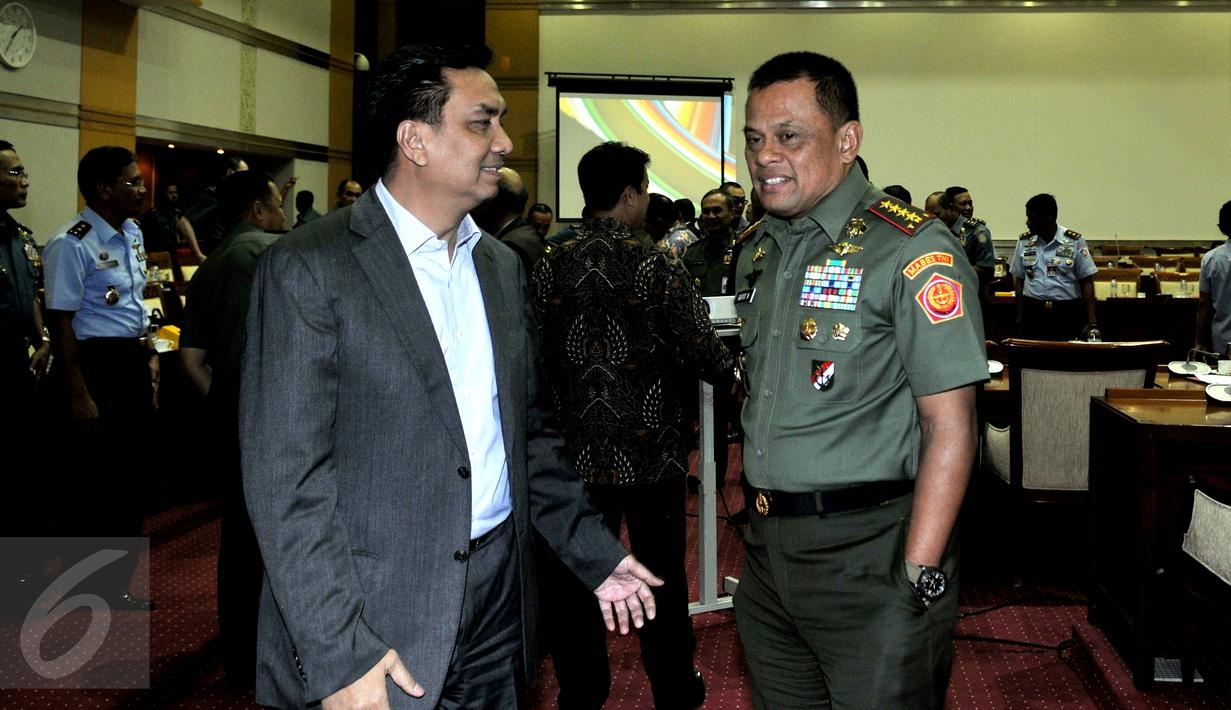 Panglima TNI Jendral Gatot Nurmantyo (kanan) jelang rapat dengar pendapat dengan komisi I DPR di kompleks Parlemen Senayan, Jakarta, Senin (7/9/2015). Rapat perdana membahas anggaran TNI dan isu pertahanan Indonesia. (Liputan6.com/JohanTallo)