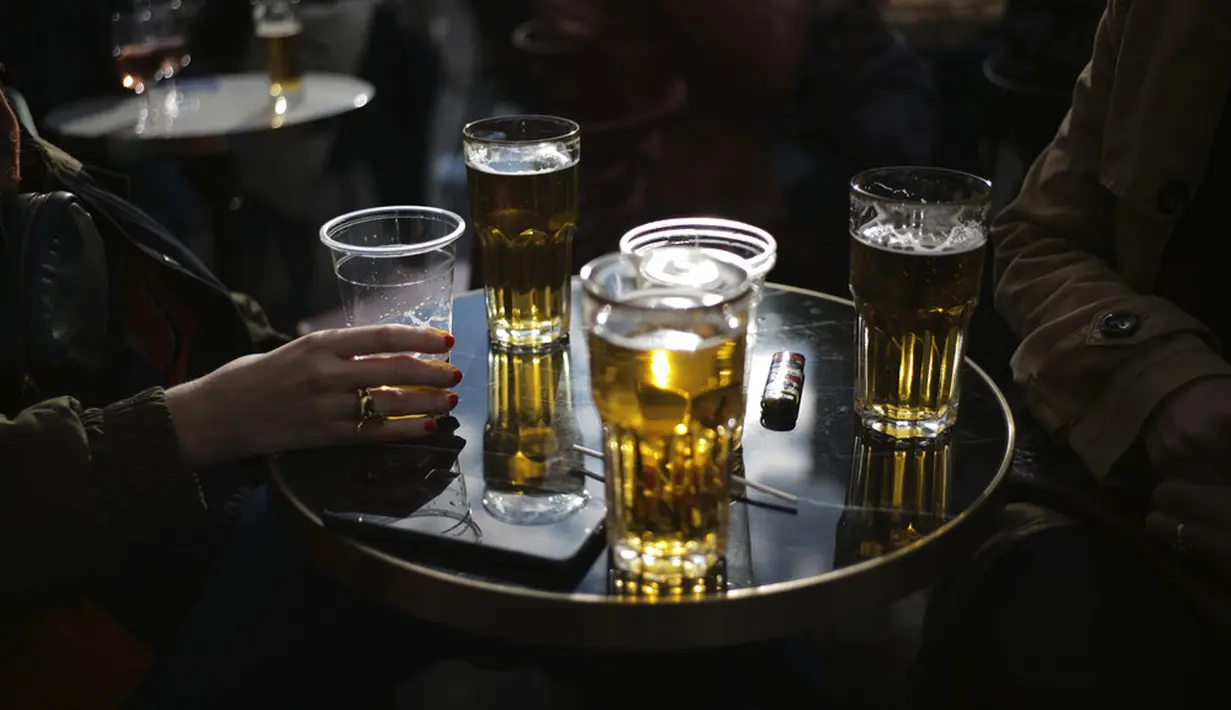 Pelanggan minum bir di teras kafe di Paris, Prancis, Rabu (19/5/2021). Prancis kembali membuka kafe dan restoran pada 19 Mei 2021 setelah ditutup lebih dari enam bulan karena pandemi virus corona COVID-19. (AP Photo/Lewis Joly)