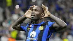 Pemain Inter Milan, Marcus Thuram, melakukan selebrasi setelah mencetak gol ke gawang Benfica pada laga Liga Champions di Stadion Giuseppe Meazza, Rabu (4/10/2023). Thuram menjadi pembeda berkat gol semata wayangnya di laga tersebut. (AP Photo/Luca Bruno)