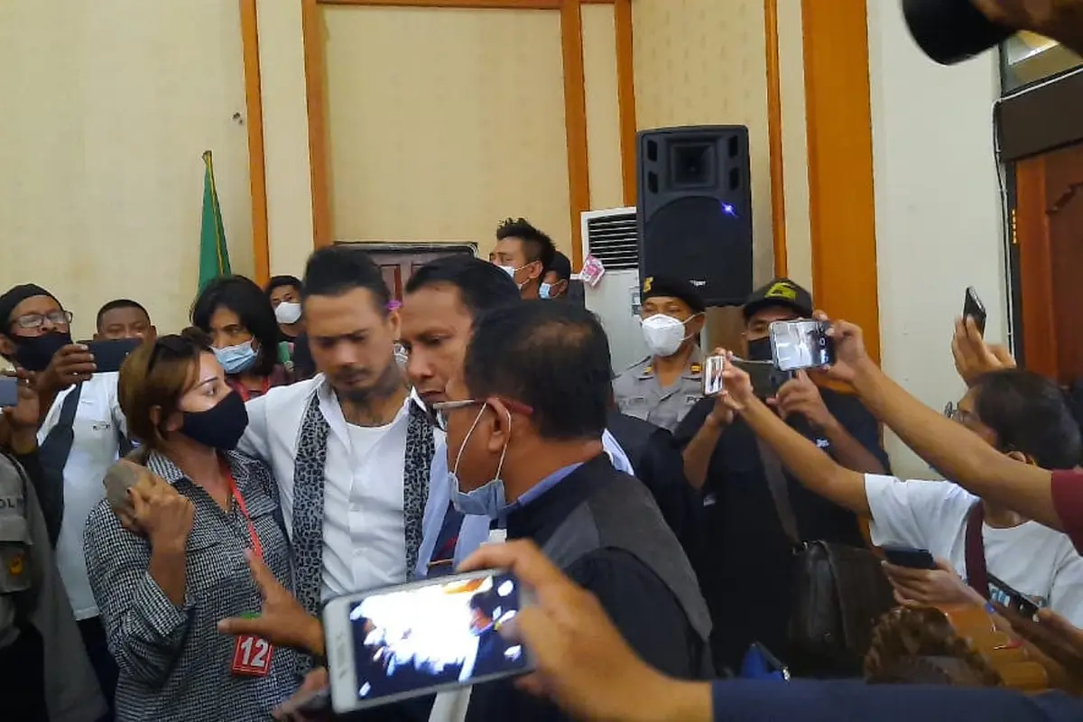 Jerinx bersama Nora dan Tim Kuasa Hukumnya Usai Sidang Vonis Kasus IDI Kacung WHO