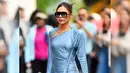 <p>Victoria Beckham tertangkap kamera dalam balutan gaun biru muda. Tampilannya yang ini sangat retro dengan gaun yang menutupi dada dan detail syal dramatis di sisinya. Untuk menyempurnakan penampilannya, ia memilih mengenakan sepasang sepatu boot stiletto mesh yang ketat dan berkilau. Foto: Instagram.</p>