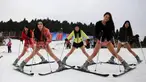 Sejumlah wanita bermain ski tanpa mengenakan celana di Dugongshan Ski Resort, Cina. Foto diambil Selasa (13/01/2015). (CHINA OUT AFP PHOTO)