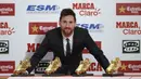 Lionel Messi melakukan sesi foto usai menerima penghargaan sepatu emas sebagai top scorer Eropa  di Antigua Fabrica Estrella Damm, Barcelona, (24/11/2017). (AFP/Josep Lago)