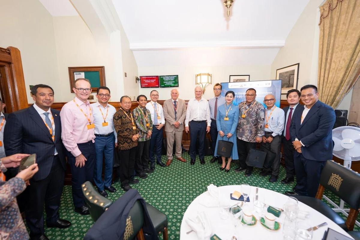 Ketua Dewan Komisioner OJK Friderica Widyasari Dewi saat menghadiri rangkaian London Climate Action Week (LCAW) 2026