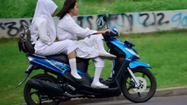 6 Potret Murid Boncengan saat Berangkat Sekolah Ini Bikin Tepuk Jidat