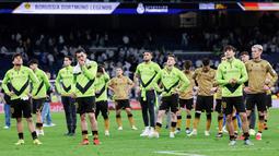 Pemain Real Sociedad tampak lesu setelah ditaklukkan Real Madrid pada laga semifinal Copa Del Rey di Stadion Santiago Bernabeu, Rabu (2/4/2025). (AFP/Oscar Del Pozo)