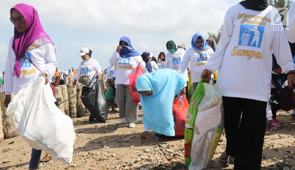 Masyarakat bersama pelajar dan TNI-Polri melakukan bersih-bersih sampah di Pantai Lamaru, Balikpapan, Kalimantan Timur, Selasa (23/7/2019). Pertamina dan Bhayangkari mengajak masyarakat Balikpapan untuk peduli lingkungan agar tidak membuang sampah sembarangan. (Liputan6.com/Angga Yuniar)