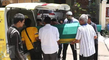 Kerabat mengeluarkan jenazah pesinetron Renita Sukardi dari mobil ambulan setibanya di rumah duka kawasan Pondok Kelapa, Jakarta, Senin (10/4). Renita meninggal dunia usai dirawat karena menderita kanker payudara stadium 3B. (Liputan6.com/Herman Zakharia)