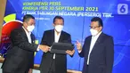 Direktur Utama PT Bank Tabungan Negara (Persero) Tbk. Haru Koesmahargyo (tengah) didampingi Jajaran Direksi Bank BTN Hirwandi Gafar (kiri) dan Nofry Rony Poetra (kanan) berbincang melihat laporan keuangan perseroan per 30 September 2021 di Jakarta, Kamis (21/10/2021). (Liputan6.com/HO/BTN)