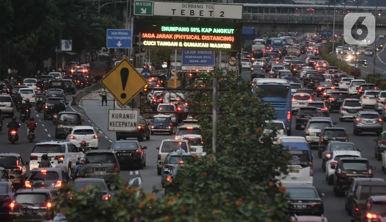 Suasana kemacetan arus kendaraan di Jalan Gatot Subroto, Jakarta, Selasa (9/6/2020). Masa PSBB Transisi yang memperbolehkan karyawan di perkantoran kembali bekerja menyebabkan ruas jalan Ibu Kota kembali macet dan semrawut saat jam pulang kerja. (merdeka.com/Iqbal S Nugroho)