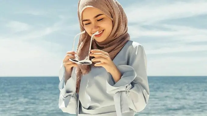 9 Inspirasi Outfit Hijab ke Pantai, Simple dan Modis