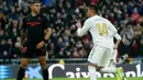 Pemain Real Madrid Casemiro (kanan) memberi isyarat usai mencetak gol ke gawang Sevilla pada pertandingan Liga Spanyol di Stadion Santiago Bernabeu, Madrid, Spanyol, Sabtu (18/1/2020). Menang 2-1, Real Madrid memuncaki klasemen sementara Liga Spanyol. (AP Photo/Manu Fernandez)
