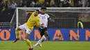 Pemain Rumania Andrei Ratiu (kiri) berebut bola dengan pemain Jerman Karim Adeyemi pada pertandingan Grup J kualifikasi Piala Dunia Qatar 2022 di Hamburg, Jerman, 8 Oktober 2021. Jerman menang 2-1. (John MACDOUGALL/AFP)