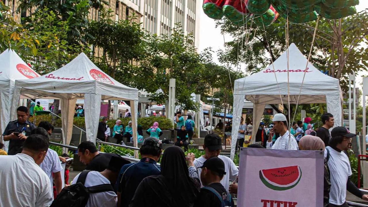 Seribu potongan buah semangka gratis itu dibagikan kepada seluruh peserta aksi.<br>