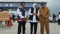 Gubernur Jawa Timur Khofifah Indar Parawansah (Tengah) tinjau tol Paspro Exit Tol Gending (Istimewa)