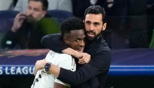 Vinicius Junior dan Alvaro Arbeloa berpelukan dalam laga Real Madrid vs Monaco di Liga Champions, Rabu (21/1/2026). (AP Photo/Jose Breton)