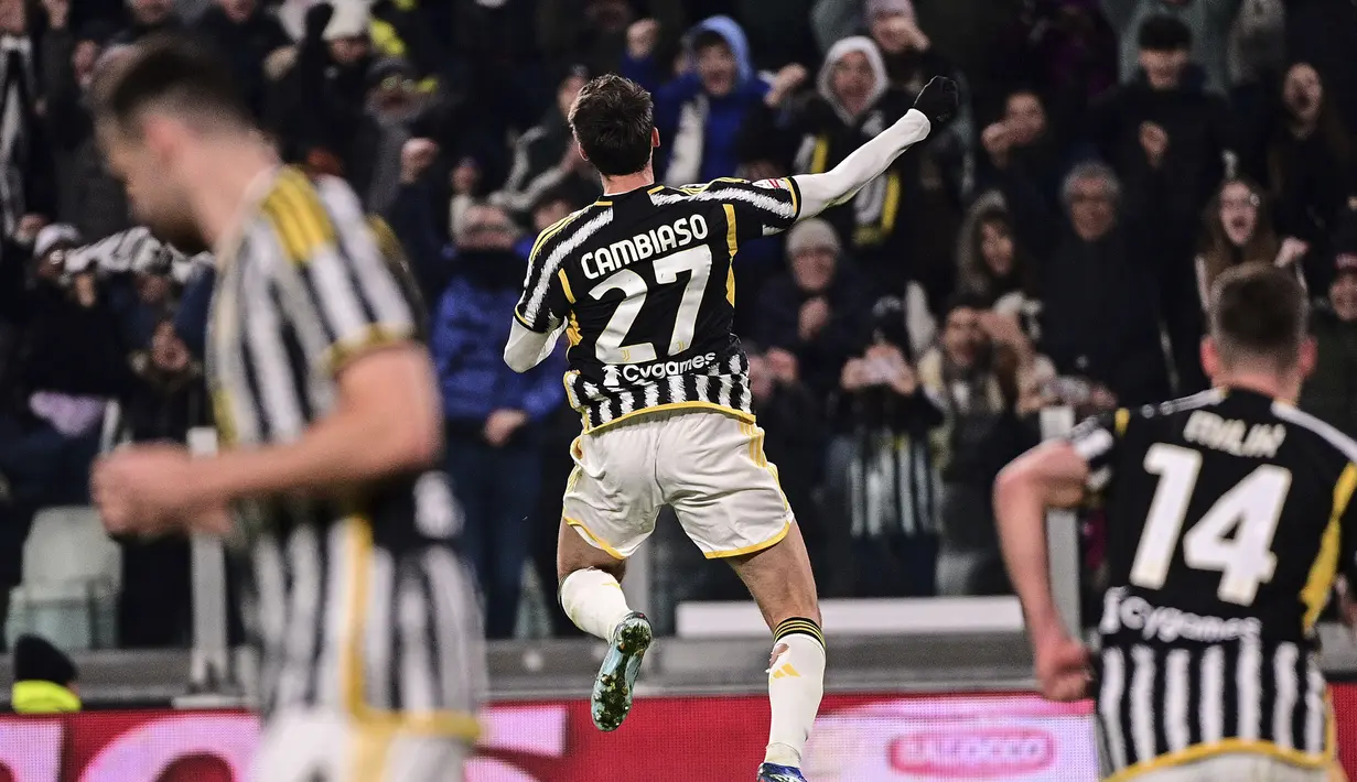 Selebrasi bek Juventus, Andrea Cambiaso setelah mencetak gol kedua timnya ke gawang Salernitana pada laga babak 16 besar Coppa Italia 2023/2024 di Juventus Stadium, Turin, Jumat (5/1/2024) dini hari WIB. (dpa via AP Photo/Marco Alpozzi)