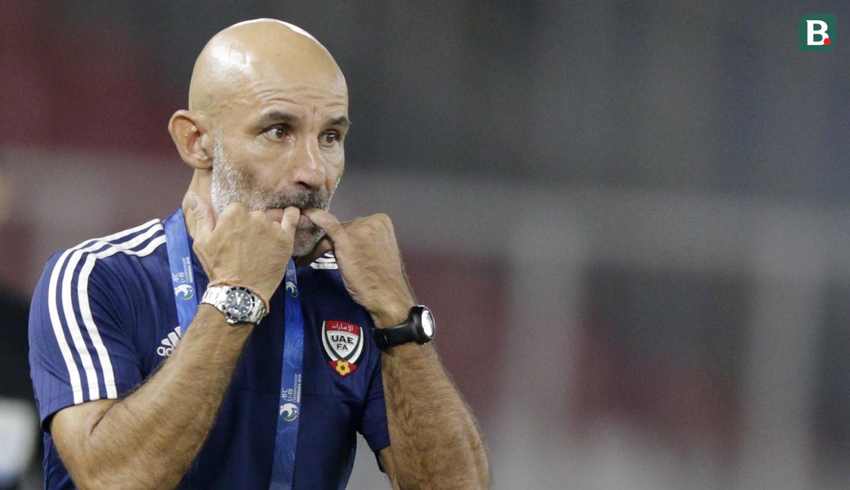 Pelatih Uni Emirat Arab (UEA), Ludovic Batelli, memberikan arahan kepada anak asuhnya saat melawan Indonesia pada laga AFC di SUGBK, Jakarta, Rabu (24/10/2018). Indonesia menang 1-0 atas UEA. (Bola.com/M Iqbal Ichsan)