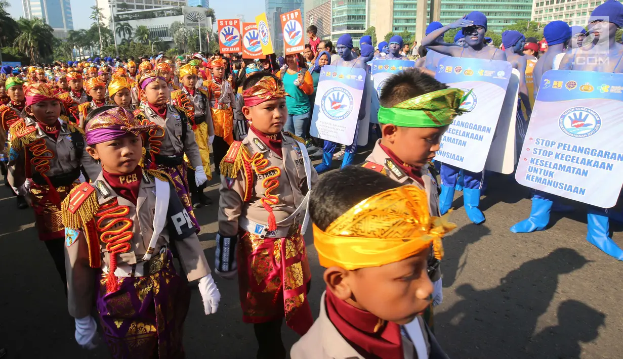 Sejumlah anak-anak mengenakan kostum polisi lalu lintas ikut serta dalam  kampanye tahun keselamatan untuk kejiwaaan 2017-2018 di Bundaran HI, Jakarta, Minggu (30/7). (Liputan6.com/Helmi Afandi)