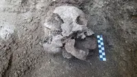 Makam bocah berumur 10 tahun dari Abad ke-5 ditemukan di Italia. Mulutnya disumpal batu. (David Pickel/Stanford University)
