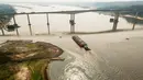 Berkurangnya debit air sungai membuat kapal kargo pembawa bahan bakar, makanan dan barang lainnya harus mengurangi kecepatan ketika melintasi sungai Paraguay. (AP Photo/Jorge Saenz)