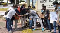 Sejumlah wartawan di Bojonegoro demo menolak aksi kekerasan kepada Nurhadi. (ahmad Adirin/Liputan6.com)