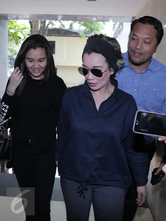 Penyanyi Reza Artamevia dan putrinya Aaliyah Massaid saat mendatangi Polda Metro Jaya, Jakarta, Senin (17/10). Reza dipanggil soal laporannya kepada Gatot, Jumat (7/10/2016) karena dianggap menipunya selama di padepokan. (Liputan6.com/Herman Zakharia)